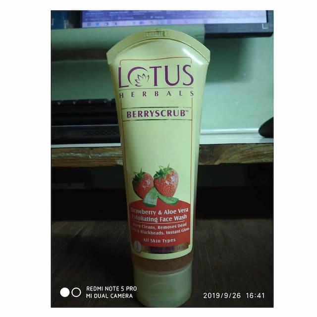 Lotus Berryscrub Strawberry &Amp; Aloe Vera Exfoliating Face Wash 120 Gm
